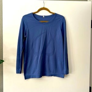 Athletic top. In like new condition. Blueish color. Size 8/10